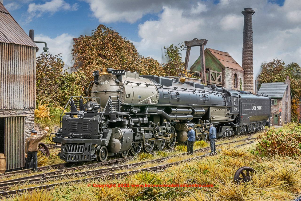 HR2884S Rivarossi Big Boy 4-8-8-4 Steam Locomotive number 4014 in Union Pacific livery - Steam Heritage Edition with fuel tender